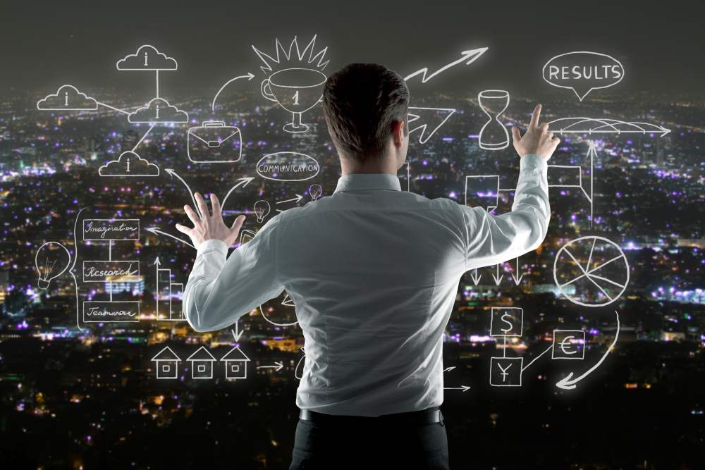 Empresário analisando o mercado de energia solar